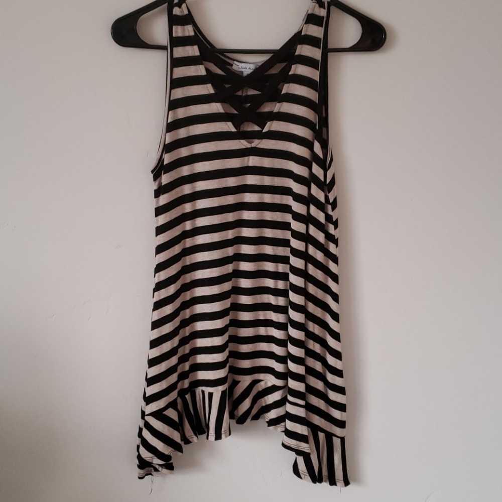 V-neck top with cute detail